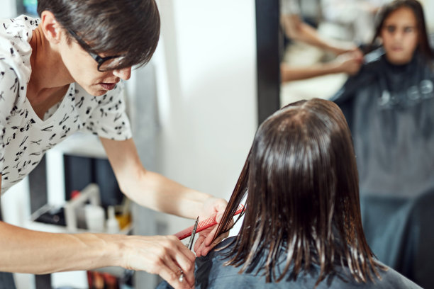 在沙龙里理发的理发师。图片下载