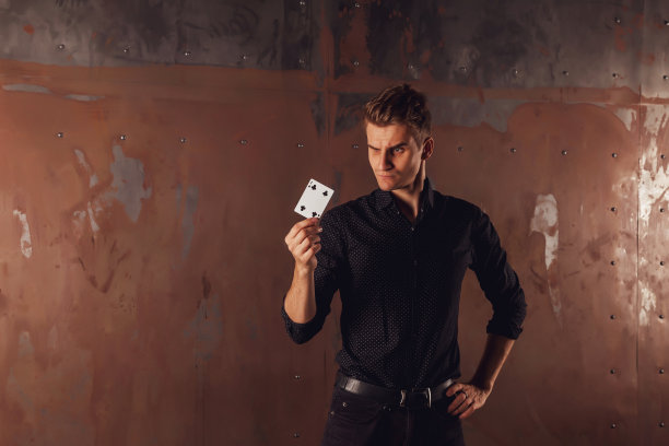 年轻男子与赌博卡的特写肖像图片下载