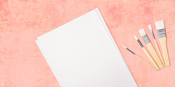 一个干净的白色床单和笔刷上有纹理的粉红色背景与空间复制。图片下载