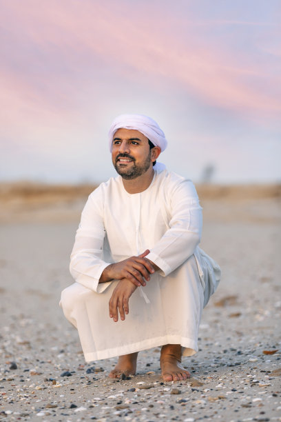 在沙滩上的阿联酋男子图片下载
