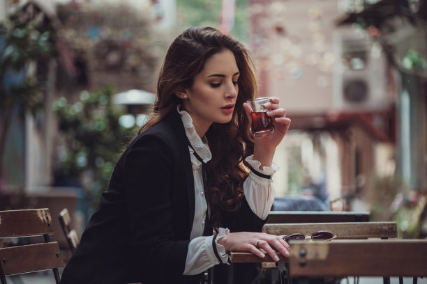 一个美丽的女人走在伊斯坦布尔的伊斯提卡尔大街上图片下载