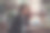 一个美丽的女人走在伊斯坦布尔的伊斯提卡尔大街上图片下载