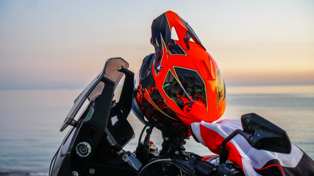 海边的运动汽车图片下载