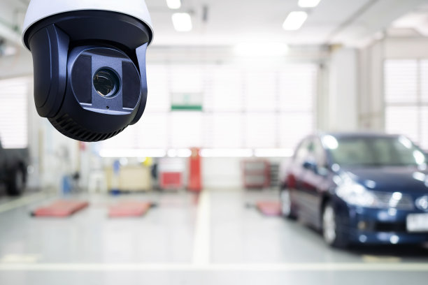 闭路电视摄像头或检查站后台监控系统。汽车修理店在散焦，散焦背景图片下载