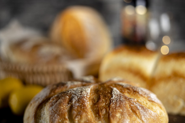 餐桌上的面包和酒图片下载