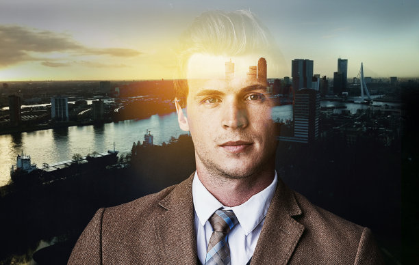 一个自信的年轻商人的肖像叠加在城市景观之上图片下载