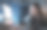 一个女人晚上坐在办公室里做广播的照片图片下载