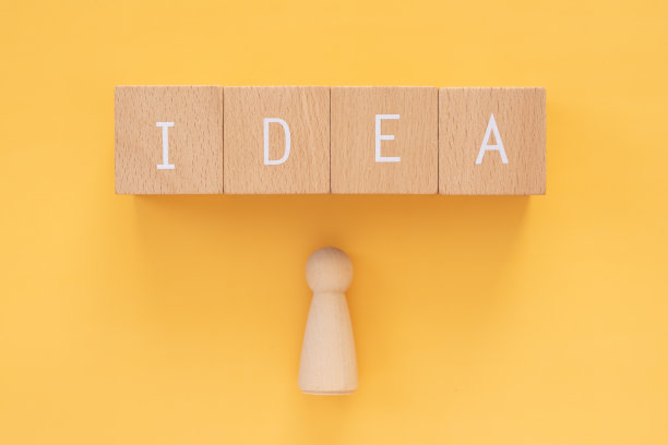 想法;四个带有“IDEA”概念文本的木块和一个人玩具。图片下载