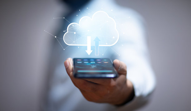 男人拿着有下载图标的手机图片下载