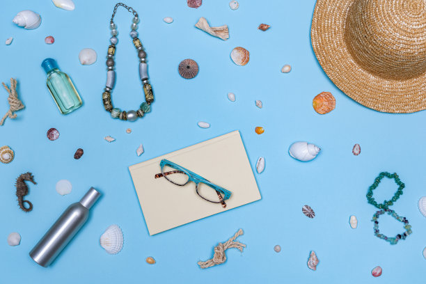 夏天女人海滩配件的蓝色背景，夏天的概念图片下载