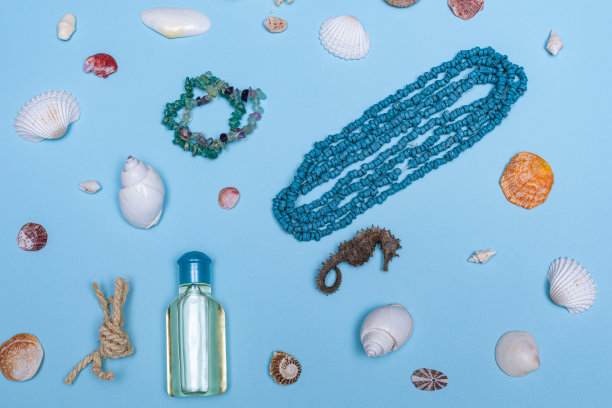 蓝色的夏季背景与贝壳和个人配件图片下载