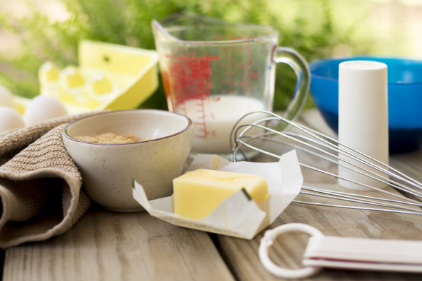 在户外烹饪。在春天，一家人在野餐桌上收集食材，一起享受户外烹饪的乐趣。图片下载