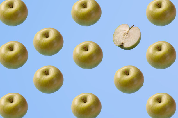 创意图案与苹果在明亮的浅蓝色背景图片下载