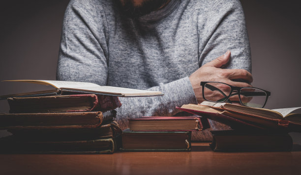 阅览室里拿着旧书的人图片下载