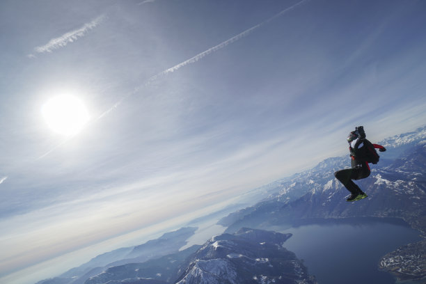 自由落体跳高者飞越瑞士山脉景观图片下载