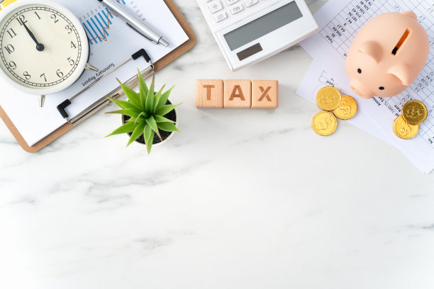 俯视图计算和缴税概念大理石白色表。图片下载