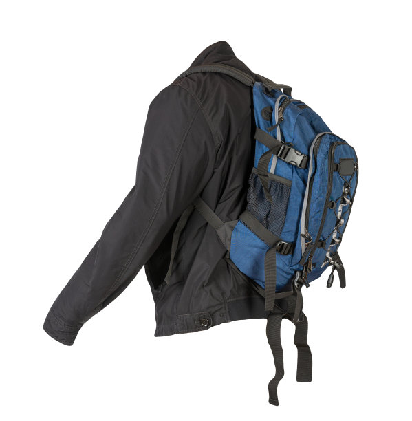 黑色的背包穿着红色的夹克孤立在白色的背景。图片下载