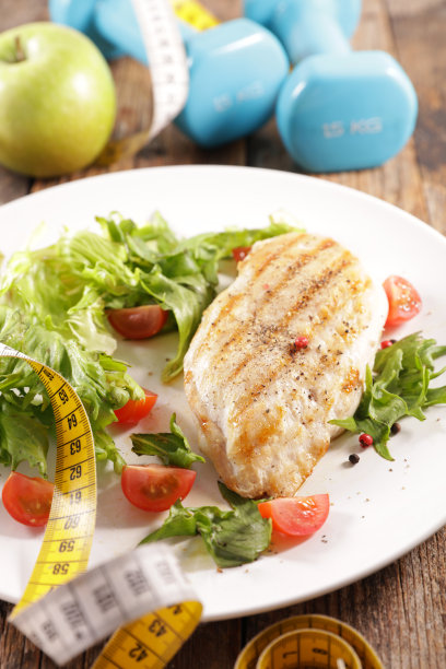 饮食观念以鸡肉、蔬菜和哑铃为主图片下载