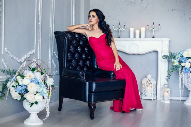 优雅的黑发性感的女人在时装。迷人的女孩模型与红唇化妆，长波浪发型图片下载