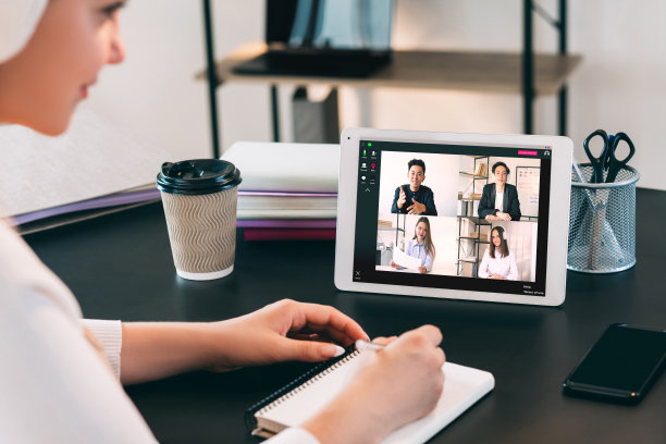 视频会议在线团队同事平板电脑图片下载