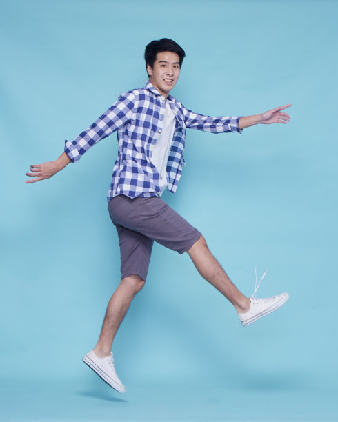 年轻人在彩色背景上跳。假期旅行图片下载