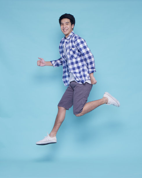 年轻人在彩色背景上跳。假期旅行图片下载