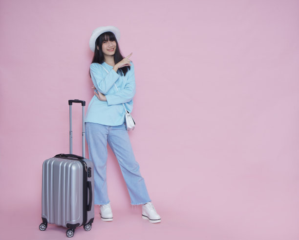 女人带着手提箱夏天旅行的颜色背景图片下载