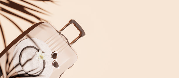 米色背景的帽子和太阳镜手提箱。准备好夏季旅行图片下载