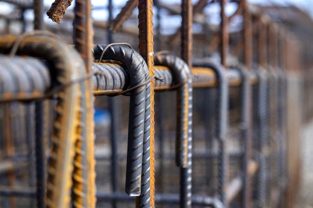 钢筋混凝土施工技术，照片连接铁放置在柱子上。图片下载