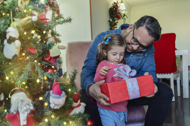 女儿和爸爸一起享受圣诞礼物图片下载