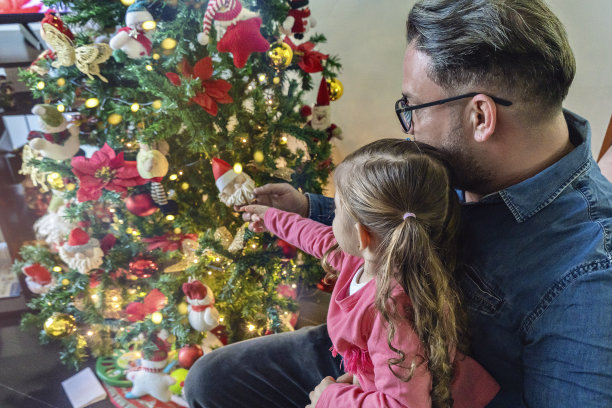 爸爸和女儿装饰圣诞树图片下载