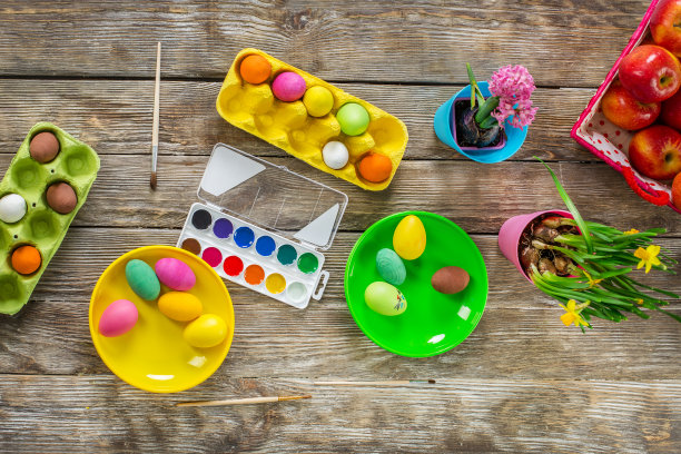 复活节快乐。画鸡蛋。图片下载