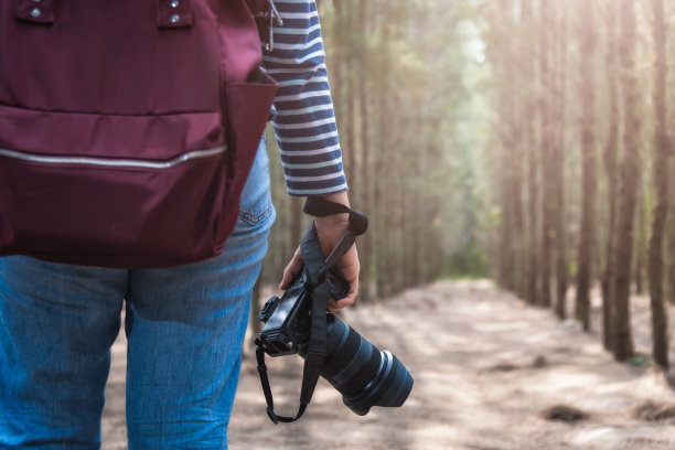 年轻女子生活方式用单反相机拍照旅行拍照图片下载