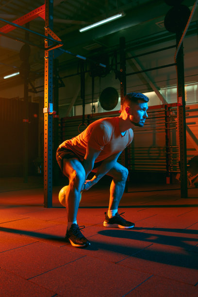 年轻的运动员，健身教练在混合霓虹灯光下训练。图片下载