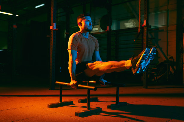 年轻的运动员，健身教练在混合霓虹灯光下训练。图片下载