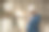 一个建筑师穿着正式的西装和安全帽看他的手表在一个建筑工地图片下载