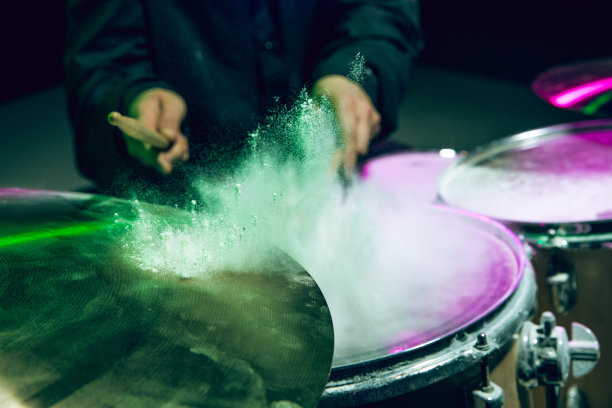 鼓手在摇滚音乐会前打鼓排练。一名男子在录音室用鼓声录制音乐图片下载