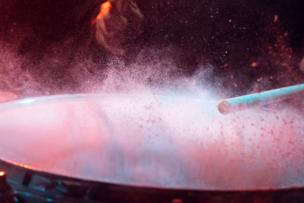 鼓手在摇滚音乐会前打鼓排练。一名男子在录音室用鼓声录制音乐图片下载