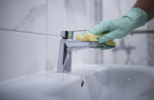 打扫浴室的水槽。图片下载