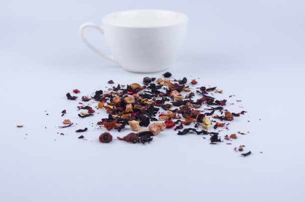 水果茶在一个轻的背景与一个杯子。图片下载