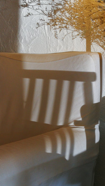 早上日出时房间里的白色沙发座位内部图片下载