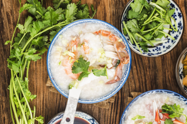 中餐:一种砂锅海鲜粥。海鲜粥图片下载