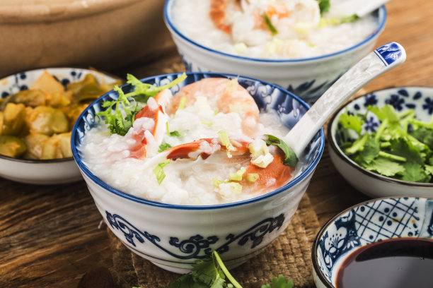 中餐:一种砂锅海鲜粥。海鲜粥图片下载