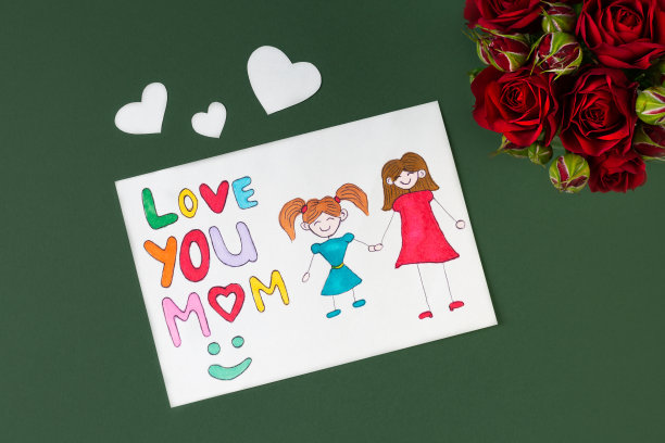 母亲节快乐。孩子为妈妈画的美丽明信片。绿色背景。爱你妈妈图片下载