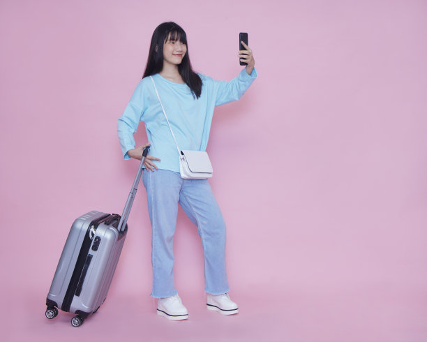 带着行李箱和智能手机的女人夏天旅行图片下载