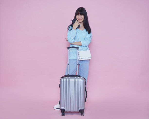 带着行李箱和智能手机的女人夏天旅行图片下载