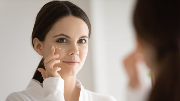 集中女性做家庭美容程序，在脸上使用乳液图片下载