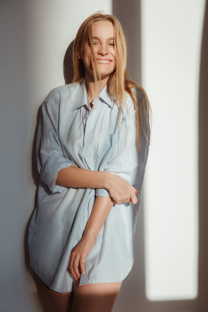 年轻女子在家孤立晨光阴影概念笑图片下载