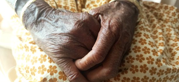 孤独的老女人图片下载