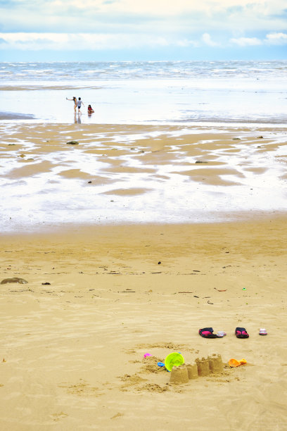 几乎被遗弃的海滩和玩具图片下载